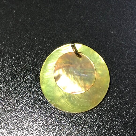 Yellow Round Black Lip Shell Pendant - Picture 7 of 9